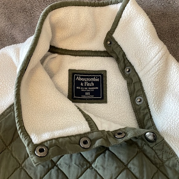 Abercrombie & Fitch Asymmetrical Snap Button Fleece - Picture 3 of 11